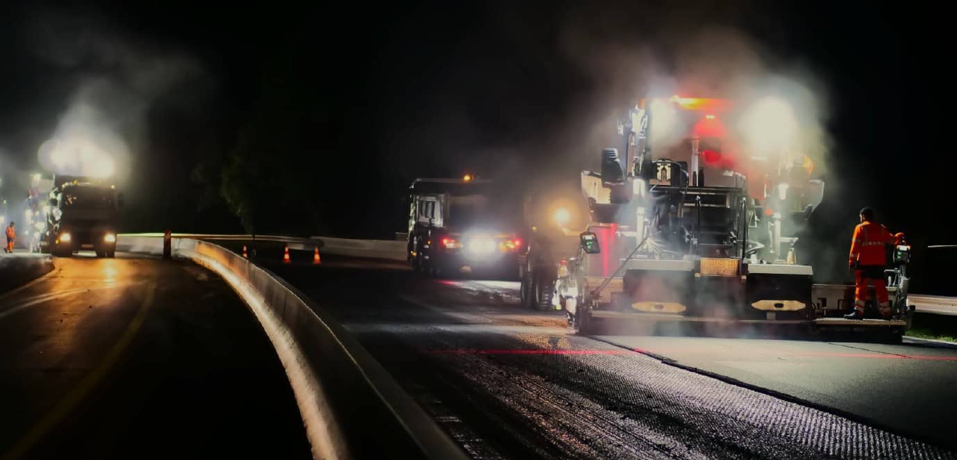 Formation enrobés sur-mesure ACT-Conseils - application enrobés à chaud sur chantier voirie de nuit